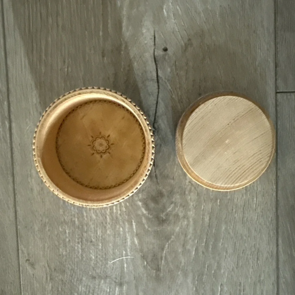 Russian Hand Made Decorated Birch Bark Beresta Round Trinket Box